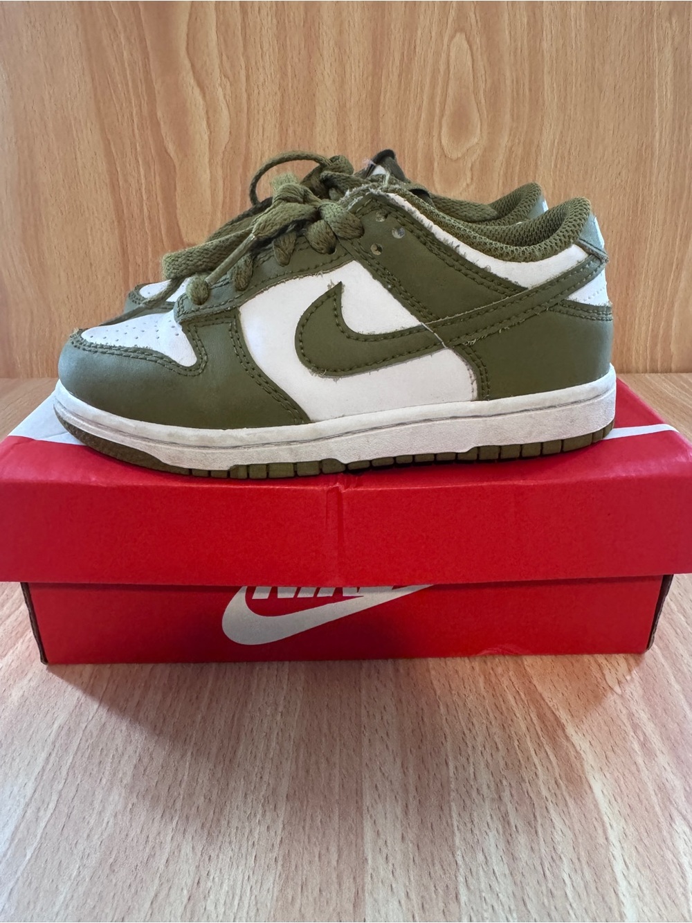 Nike Dunk Kids Low-Top Sneakers (PS) in Olive Green and White